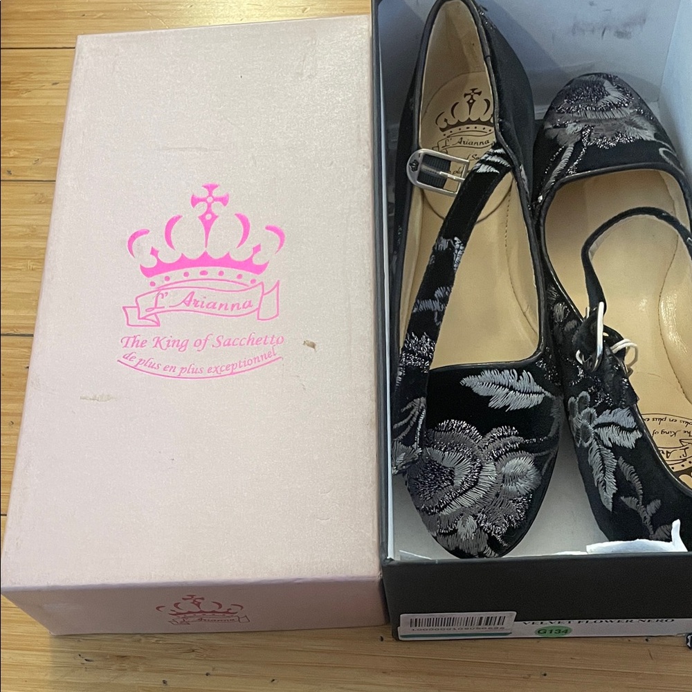 L'arianna Black and Silver velvet Embroidered Maryjanes